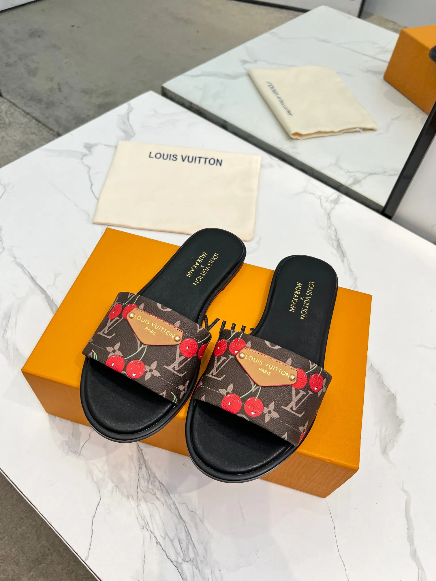 👟👟Ex-factory price 320👟👟 Genuine leather sole +40 Louis Vuitton, 1:1 advanced customization upper, fabric: customized LV special fabric, lining: sheepskin, original molding hardware, code number: 35-42, order with pictures, welcome to send pictures to place an order,